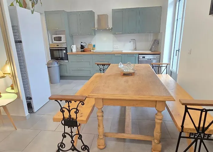 Apartment Panorama Du Sanctuaire 400 Metres De La Grotte 3 8 Personnes Parking Ferme Gratuit Lourdes